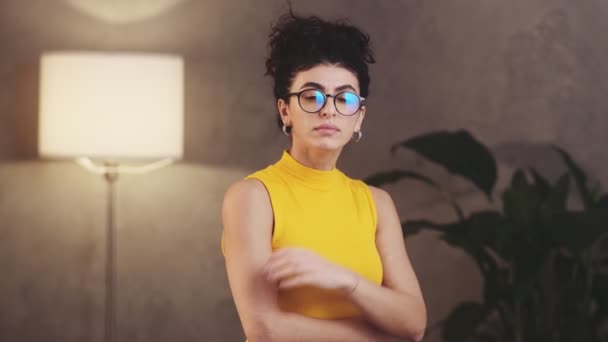 Eine Frau Mit Brille Blickt Die Kamera Nimmt Die Brille — Stockvideo