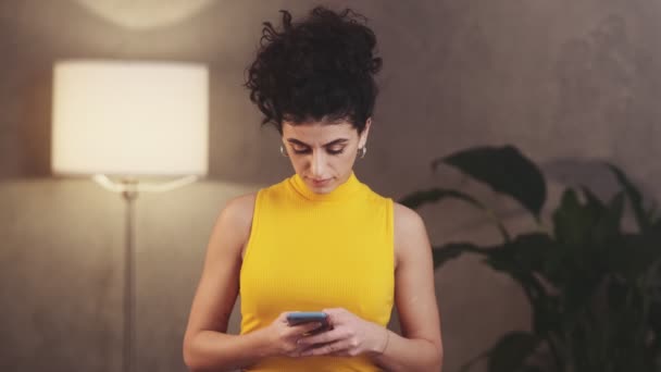 Zamyšlená Žena Hledící Telefonu Raduje Vítězství Zatímco Stojí Studiu — Stock video