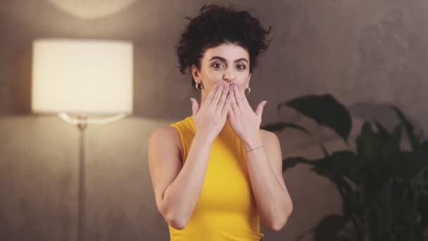 Die Lächelnde Frau Bläst Küsse Die Kamera Während Sie Raum — Stockvideo