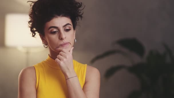 Публічна Жінка Думає Над Ідеєю Жестикулювати Вирази Обличчя Тримаючи Руку — стокове відео