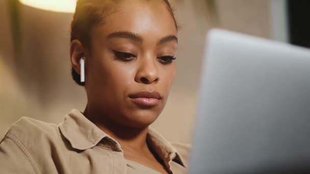 Vista Ravvicinata Della Donna Nera Che Guarda Schermo Del Computer — Video Stock