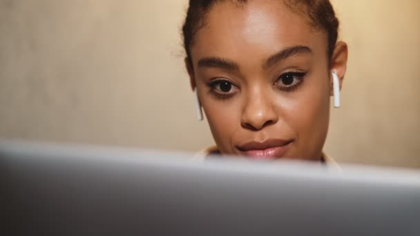 Vista Cerca Cara Una Mujer Negra Con Auriculares Apoyando Cabeza — Vídeo de stock