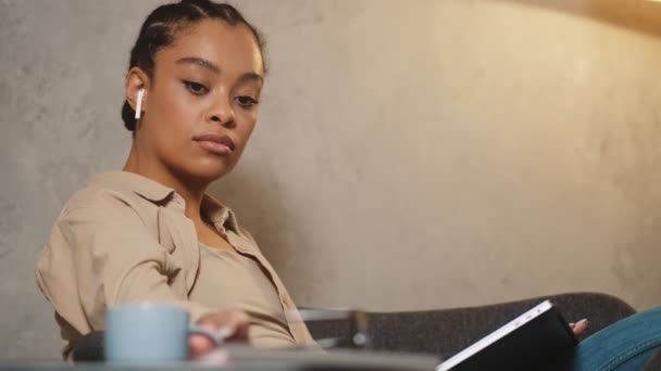 Side View Black Woman Wearing Headphones While Drinking Something Blue — Αρχείο Βίντεο