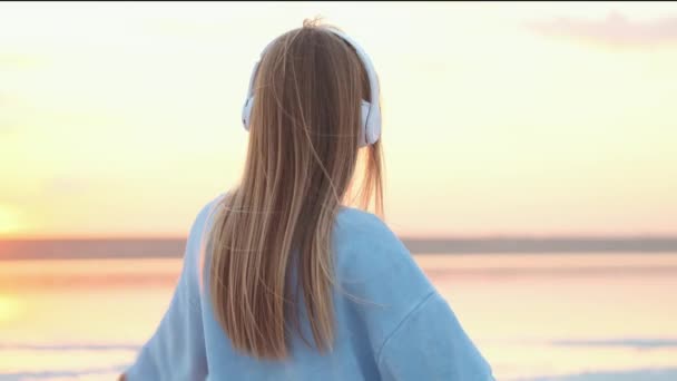 Back View Happy Blonde Woman Head Phones Dancing While Looking — Vídeo de Stock