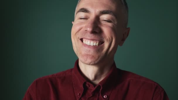 Крупним Планом Щасливий Літній Чоловік Сміється Стоїть Ізольовано Над Зеленим — стокове відео