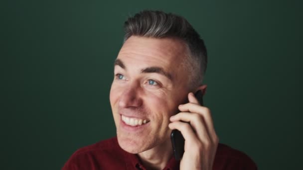 Olumlu Bir Yaşlı Adamın Yakın Plan Görüntüsü Akıllı Telefonuyla Stüdyoda — Stok video
