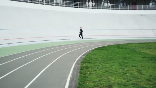 Een Sterke Gezonde Jonge Sporter Loopt Rond Het Stadion — Stockvideo