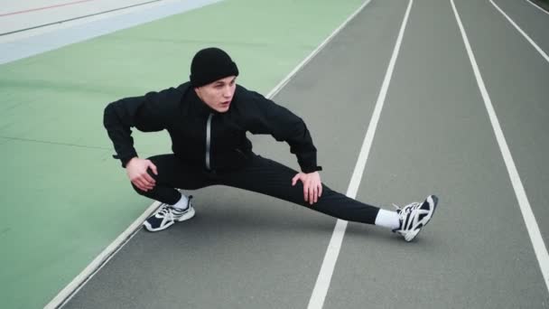 Jovem Desportista Bonito Está Preparando Antes Correr Maratona Enquanto Faz — Vídeo de Stock