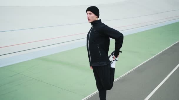 Beau Jeune Sportif Prépare Avant Courir Marathon Tout Faisant Étirant — Video