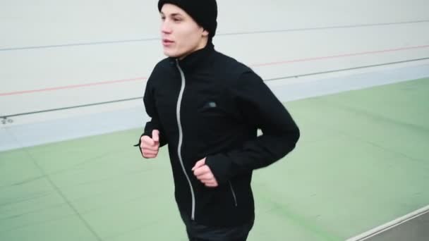 Sportif Heureux Costume Sport Noir Court Stade — Video