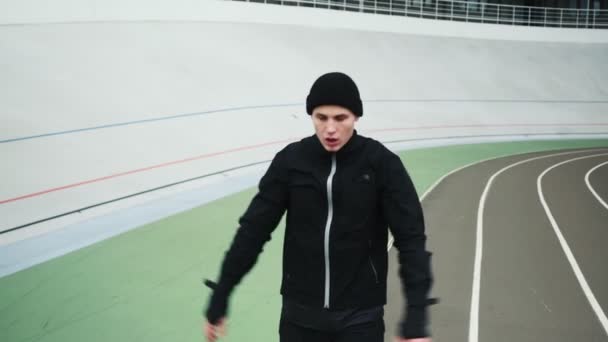 Siyah Takım Elbiseli Genç Bir Sporcu Stadyumda Koştuktan Sonra Nefes — Stok video
