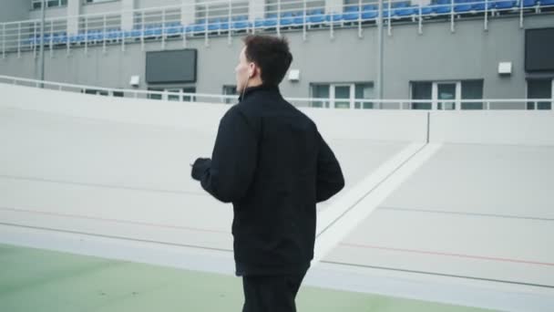 Une Vue Latérale Jeune Sportif Fort Portant Des Écouteurs Court — Video