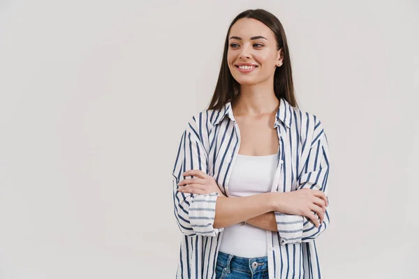 Gelukkig Mooi Brunette Meisje Glimlachen Terwijl Poseren Met Armen Gekruist — Stockfoto