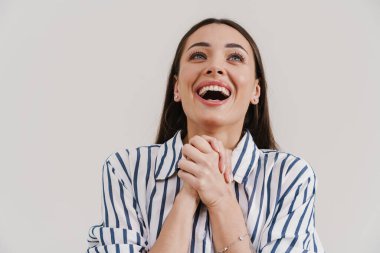 Güzel, esmer bir kız beyaz arka planda dışlanmış bir şekilde yukarı bakıyor ve haykırıyordu.