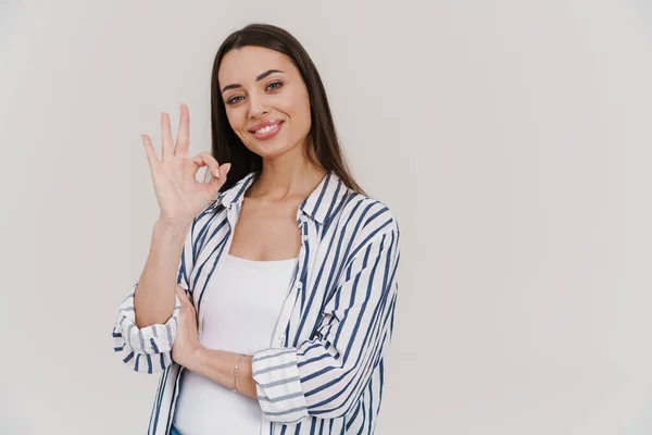 Menina Bonita Morena Feliz Sorrindo Mostrando Polegar Isolado Sobre Fundo — Fotografia de Stock