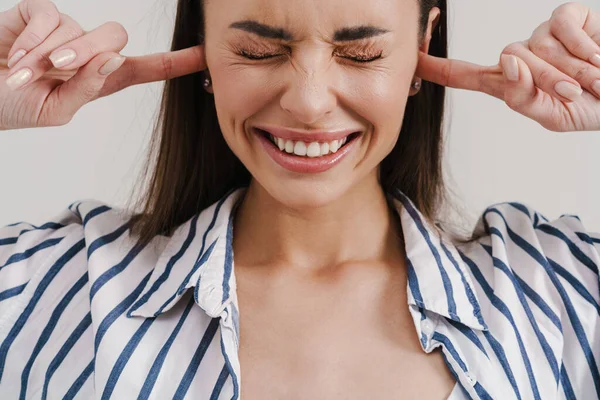 Glada Vackra Brunett Flicka Grimma Samtidigt Plugga Öronen Isolerade Över — Stockfoto