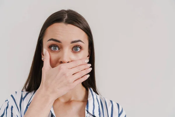 Chockad Vacker Brunett Flicka Poserar Samtidigt Täcka Hennes Mun Isolerad — Stockfoto