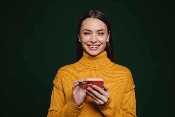 Feliz Hermosa Chica Sonriendo Utilizando Teléfono Móvil Aislado Sobre Fondo —  Fotos de Stock
