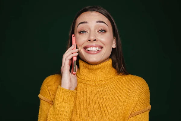 Alegre Hermosa Chica Sonriendo Hablando Teléfono Móvil Aislado Sobre Fondo —  Fotos de Stock