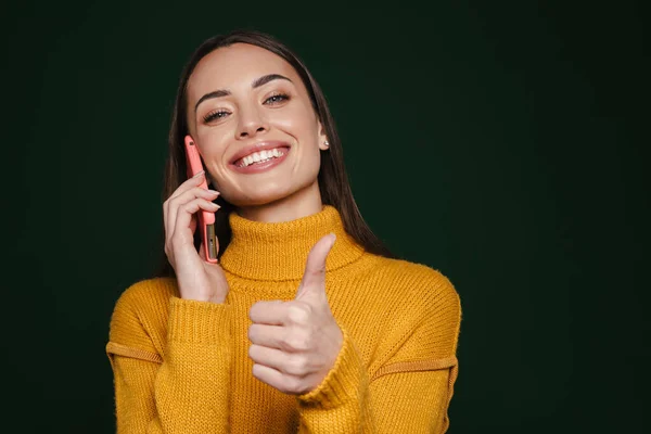 Menina Bonita Feliz Mostrando Polegar Para Cima Falando Telefone Celular — Fotografia de Stock