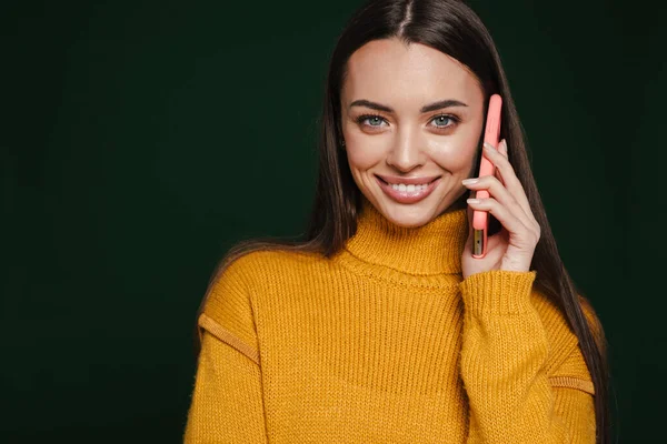 Glädjande Vacker Flicka Ler Och Talar Mobiltelefon Isolerad Över Grön — Stockfoto