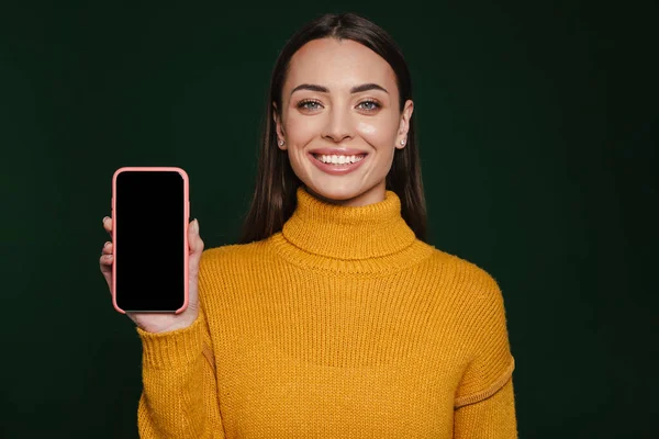 Alegre Hermosa Chica Sonriendo Mostrando Teléfono Móvil Aislado Sobre Fondo —  Fotos de Stock