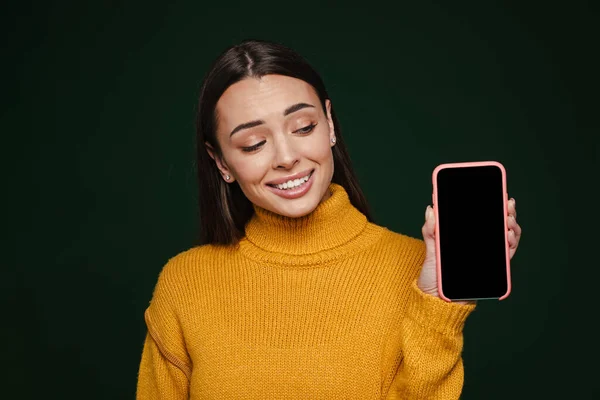 Alegre Hermosa Chica Sonriendo Mostrando Teléfono Móvil Aislado Sobre Fondo —  Fotos de Stock