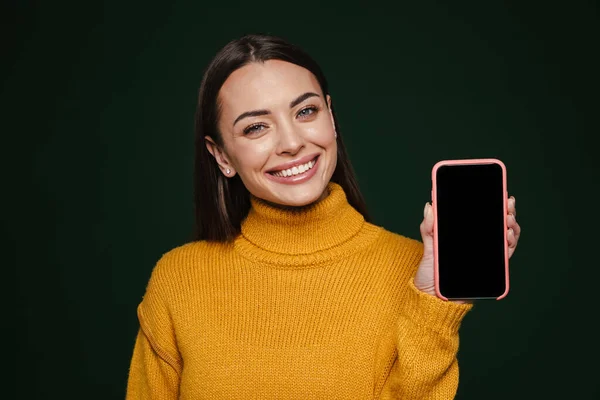 Alegre Hermosa Chica Sonriendo Mostrando Teléfono Móvil Aislado Sobre Fondo —  Fotos de Stock