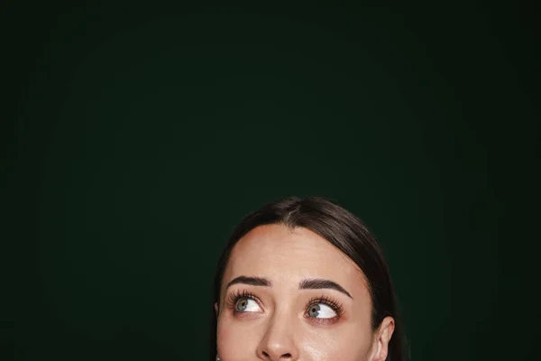 Brunette Mooie Kaukasische Meisje Poseren Kijken Naar Boven Geïsoleerd Groene — Stockfoto