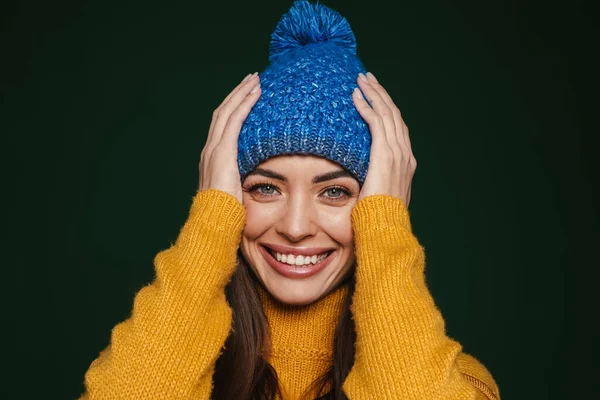 Joyful Mooi Meisje Gebreide Hoed Glimlachen Kijken Naar Camera Geïsoleerd — Stockfoto