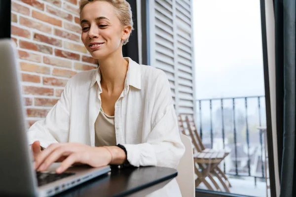 Mujer Joven Atractiva Segura Que Trabaja Una Computadora Portátil Desde — Foto de Stock