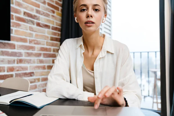 Smiling Young Woman Video Call Laptop Computer While Sitting Table — Stock Photo, Image