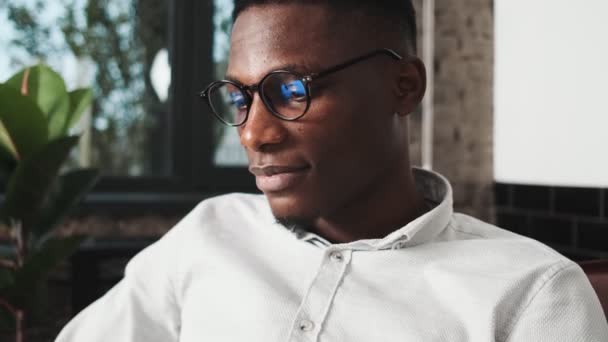 Hombre Afroamericano Sonriente Con Gafas Está Usando Computadora Portátil Sosteniéndolo — Vídeo de stock