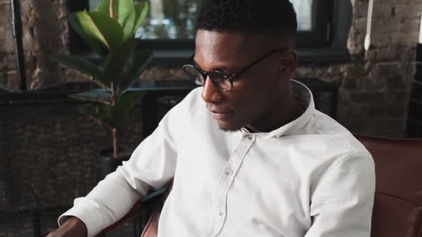 Serious African American Man Wearing Glasses Using His Laptop Computer — Vídeo de Stock