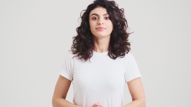 Mujer Sonriente Moviendo Positivamente Cabeza Cámara Mientras Está Pie Estudio — Vídeo de stock