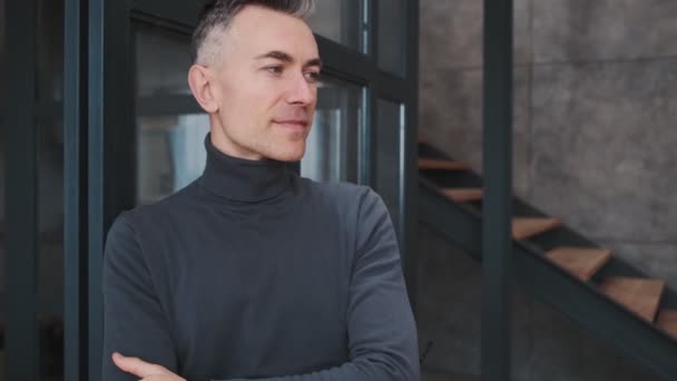 Ein Reifer Mann Steht Der Treppe Setzt Nachdenklich Seine Brille — Stockvideo