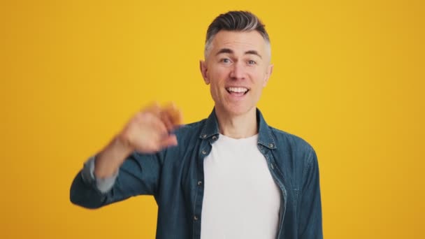 Smiling Mature Man Waving Camera While Standing Studio — Αρχείο Βίντεο