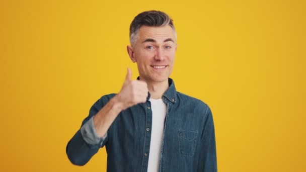 Mature Smiling Man Showing Thumb Gesture While Positively Shaking His — Αρχείο Βίντεο