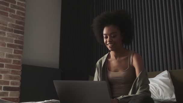 Une Femme Noire Heureuse Assise Sur Lit Devant Ordinateur Portable — Video