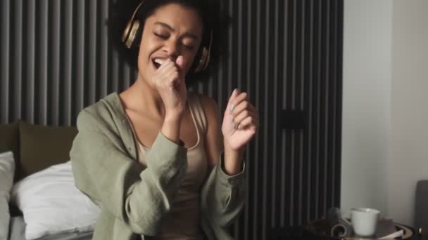 Una Mujer Negra Escuchando Música Cantando Las Palabras Una Canción — Vídeo de stock