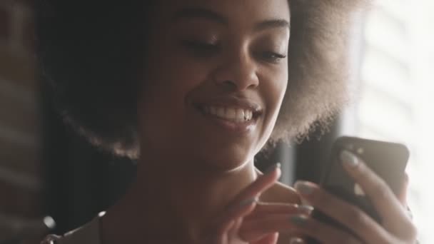 Una Vista Cerca Una Mujer Feliz Volteando Algo Teléfono Mientras — Vídeo de stock