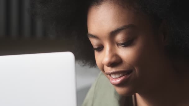 Primo Piano Una Donna Nera Sorridente Che Guarda Portatile Una — Video Stock