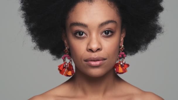 Retrato Una Mujer Negra Sorprendida Cubriéndose Boca Con Palmas Estudio — Vídeos de Stock