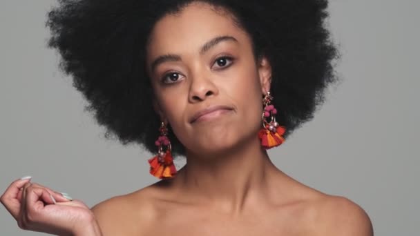 Retrato Una Mujer Negra Descontenta Mirando Alrededor Extendiendo Sus Brazos — Vídeos de Stock