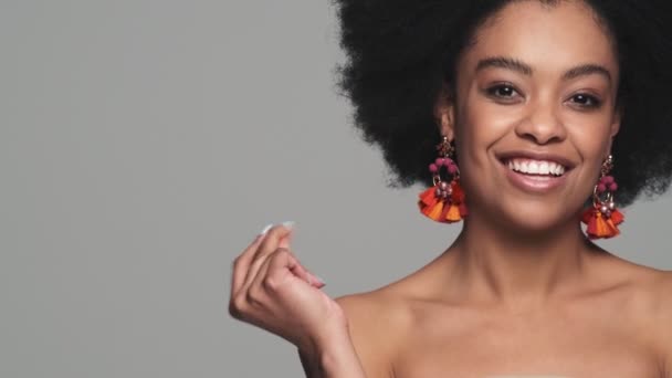 Portrait Black Smiling Woman Snapping Her Fingers Pointing Index Finger — Stockvideo