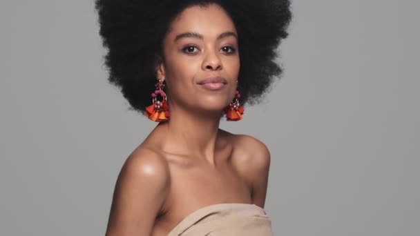 Black Inspired Woman Looking Camera While Shaking Shoulders Studio — Αρχείο Βίντεο