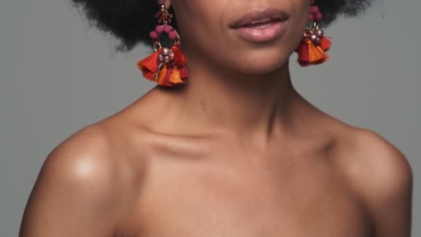 Vista Cerca Las Clavículas Una Mujer Negra Sonriente Con Pendientes — Vídeo de stock