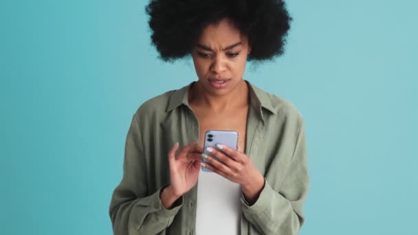 Black Tense Woman Angrily Answering Someone Typing Phone Standing Studio — Stock videók