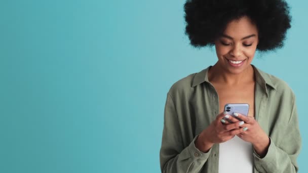 Black Happy Woman Typing Phone Smile While Standing Studio — Αρχείο Βίντεο