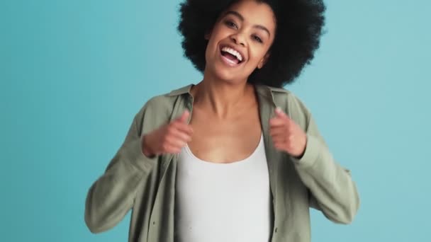 Happy Black Woman Showing Thumbs Gesture While Standing Studio — Αρχείο Βίντεο